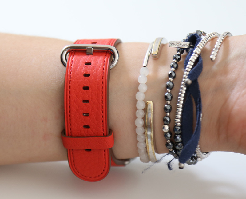 Illustration : Apple Watch : des photos des bracelets boucle classique rouge et Nylon tissé Or/Rouge