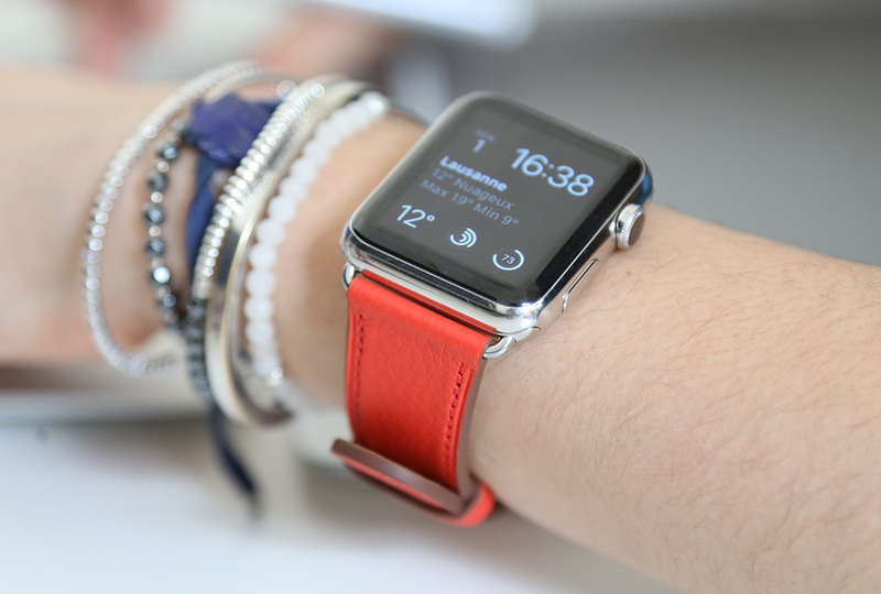 Illustration : Apple Watch : des photos des bracelets boucle classique rouge et Nylon tissé Or/Rouge