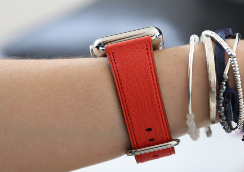Illustration : Apple Watch : des photos des bracelets boucle classique rouge et Nylon tissé Or/Rouge