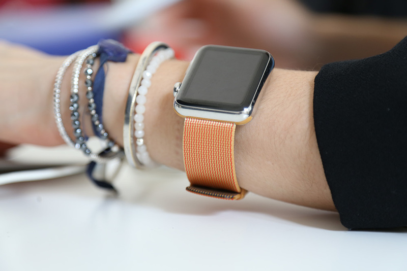 Illustration : Apple Watch : des photos des bracelets boucle classique rouge et Nylon tissé Or/Rouge