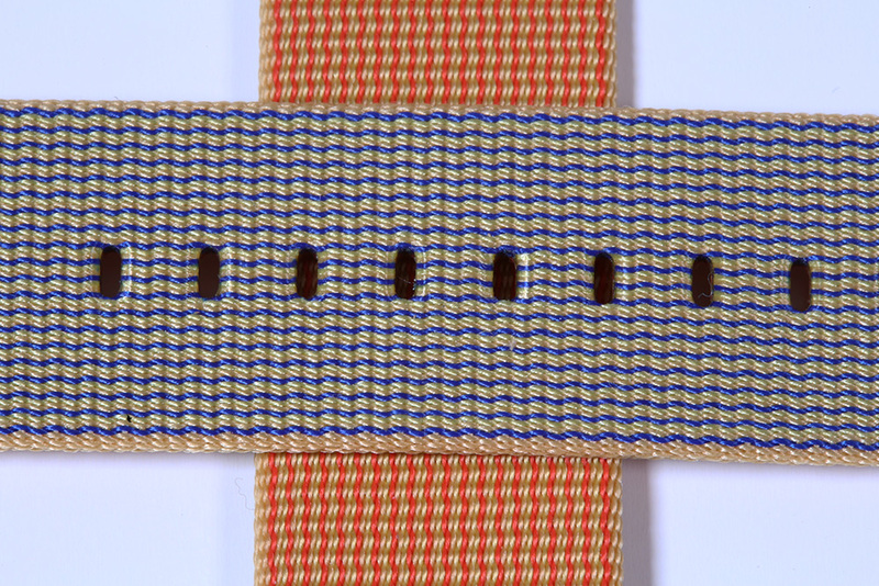 Illustration : Apple Watch : des photos des bracelets boucle classique rouge et Nylon tissé Or/Rouge