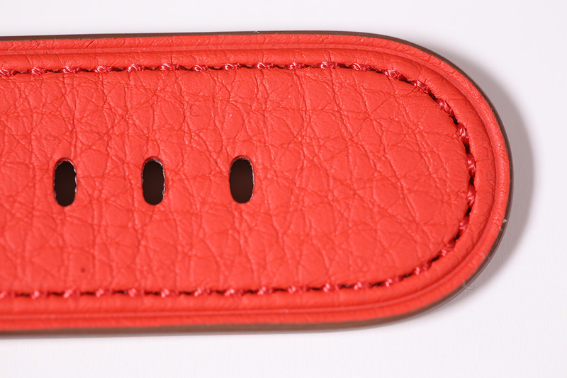 Illustration : Apple Watch : des photos des bracelets boucle classique rouge et Nylon tissé Or/Rouge