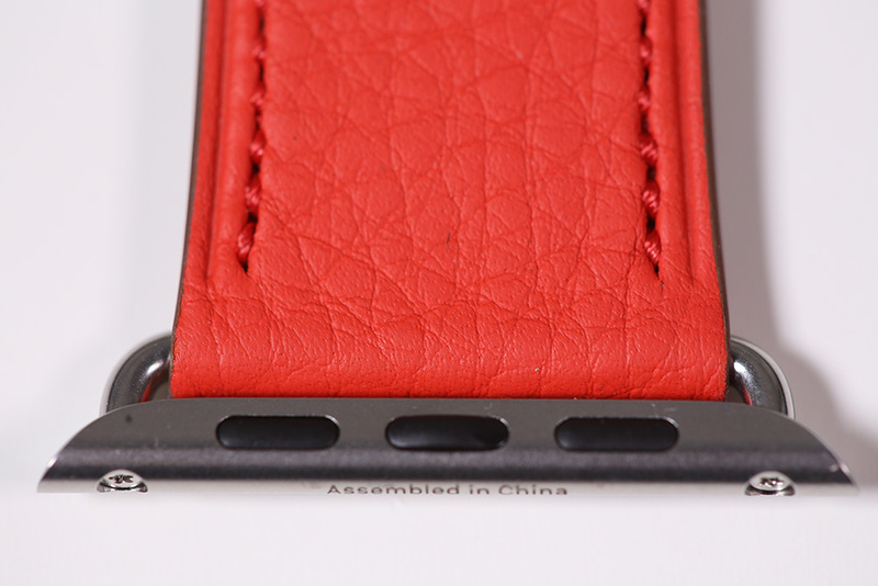 Illustration : Apple Watch : des photos des bracelets boucle classique rouge et Nylon tissé Or/Rouge