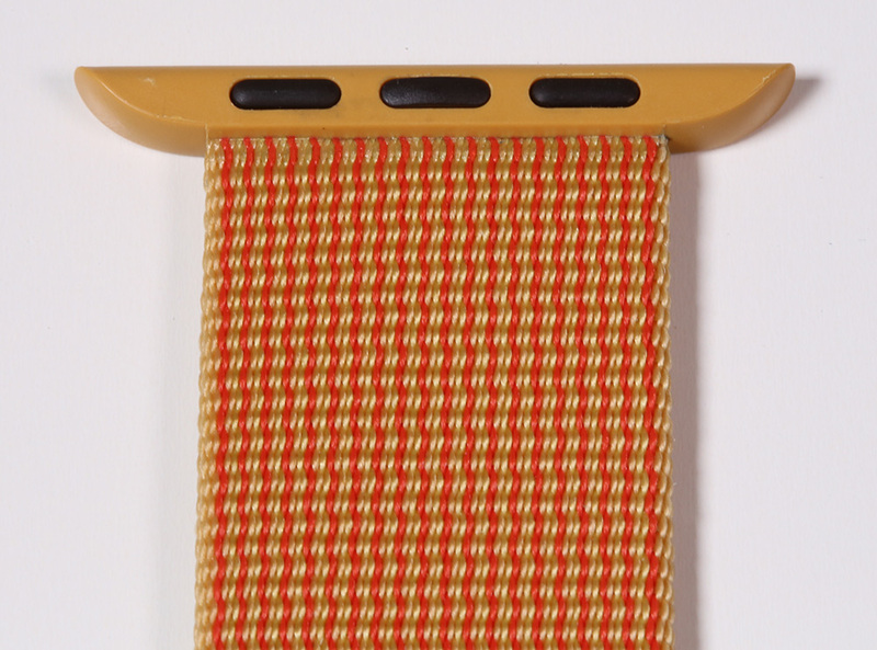Illustration : Apple Watch : des photos des bracelets boucle classique rouge et Nylon tissé Or/Rouge