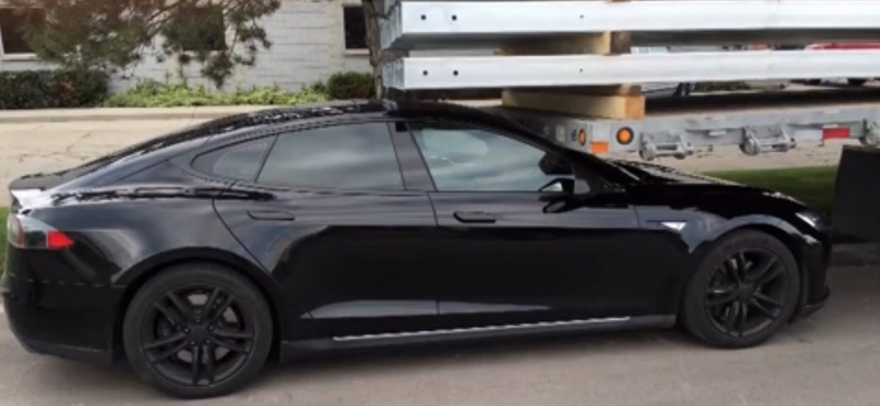 Illustration : Insolite : sa Model S se plante dans un camion, Tesla rejette la responsabilité au conducteur