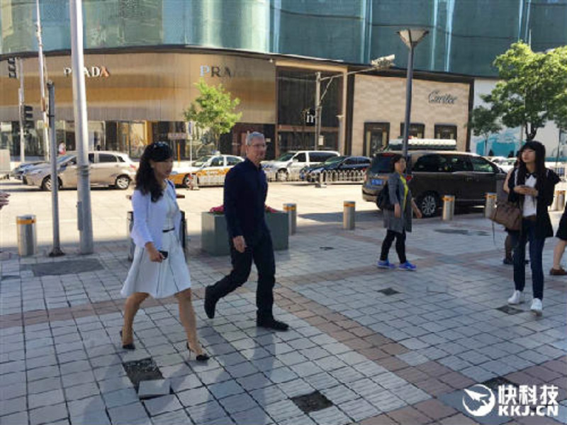 Illustration : Tim Cook et la présidente de Didi Chuxing en vadrouille à l'Apple Store de Pékin