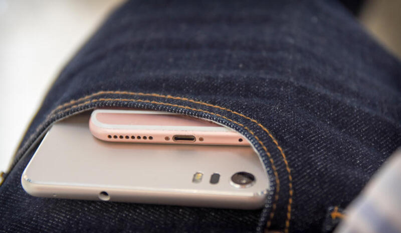 Illustration : L'image du jour : l'énorme ZenFone 3 ne rentre pas dans les poches de filles !
