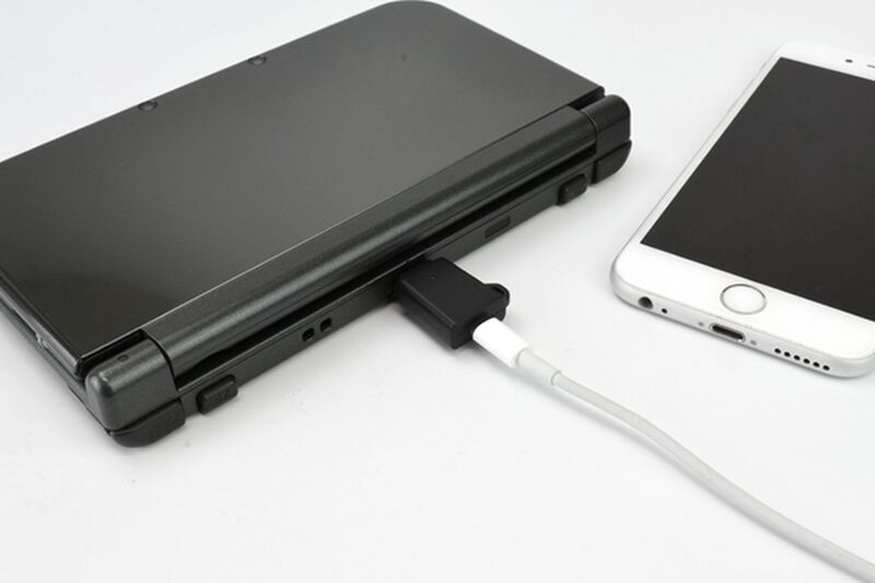 Illustration : Un adaptateur permet de recharger la Nintendo 3DS avec un câble Lightning