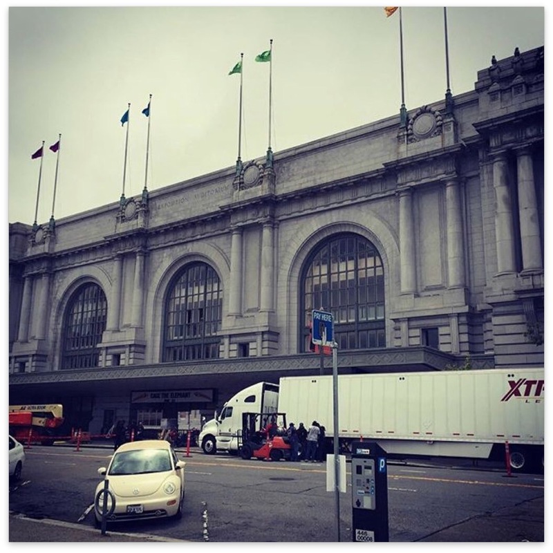 Illustration : Keynote : Apple prépare le Bill Graham Civic Auditorium (avec des tubes jaunes chelous)