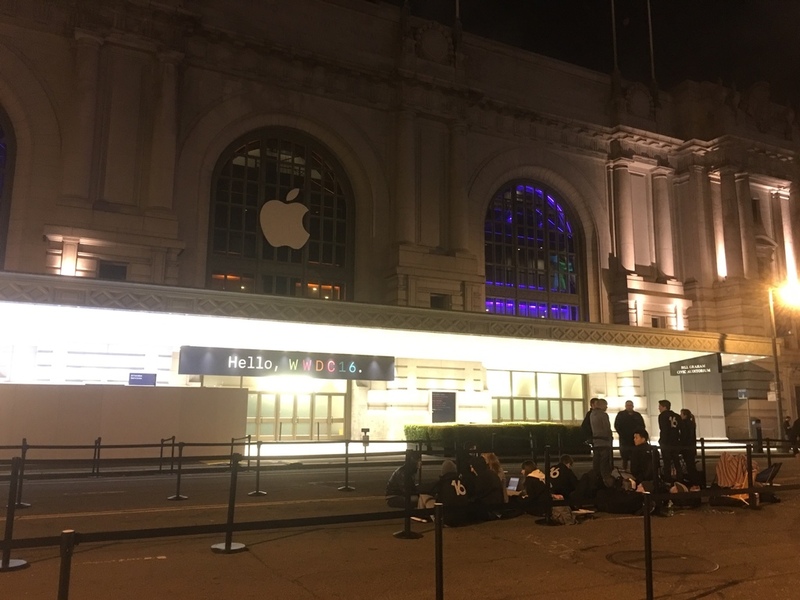 Illustration : #Keynote : il y a déjà du monde devant le Bill Graham Civic Auditorium !