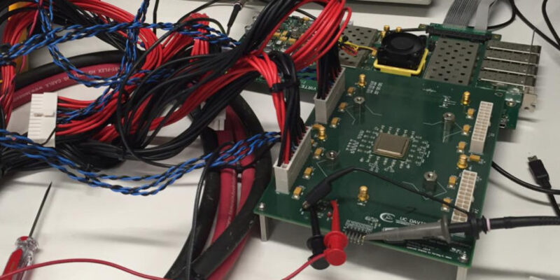 Illustration : L'image du jour : un CPU de 1000 coeurs, alimenté par une pile AA