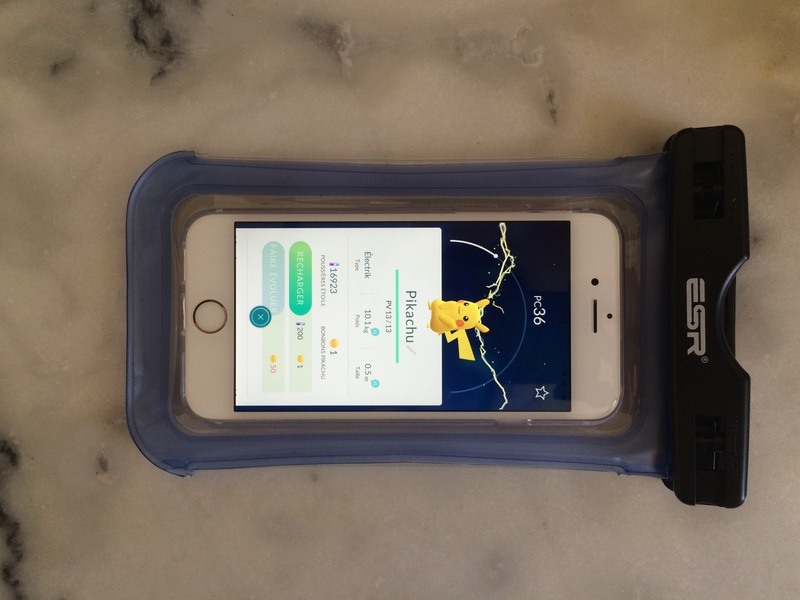 Illustration : Le kit de survie du smartphone en vacances