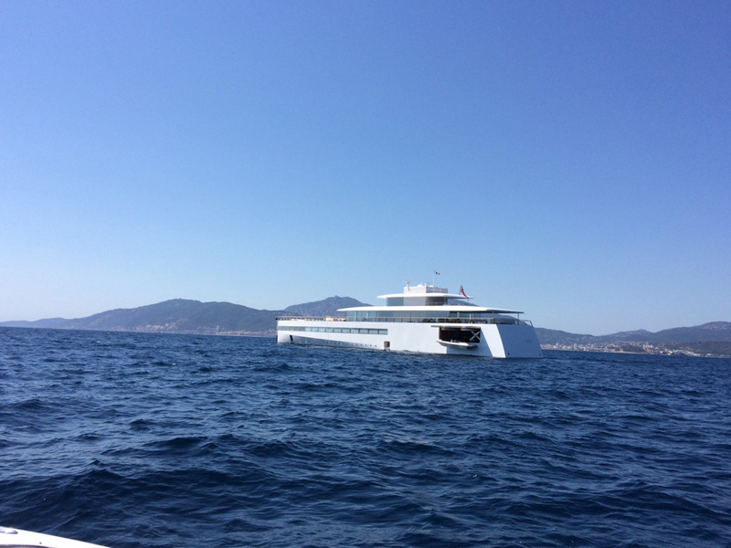 Illustration : L'image du jour : le yacht de Steve Jobs en balade en Corse (MAJ : avec de belles photos)