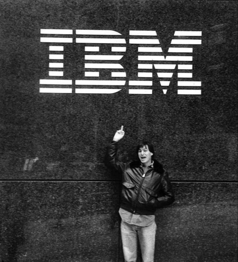 Illustration : Le peignoir, le rasoir, le jean et de nombreuses affaires de Steve Jobs mises aux enchères
