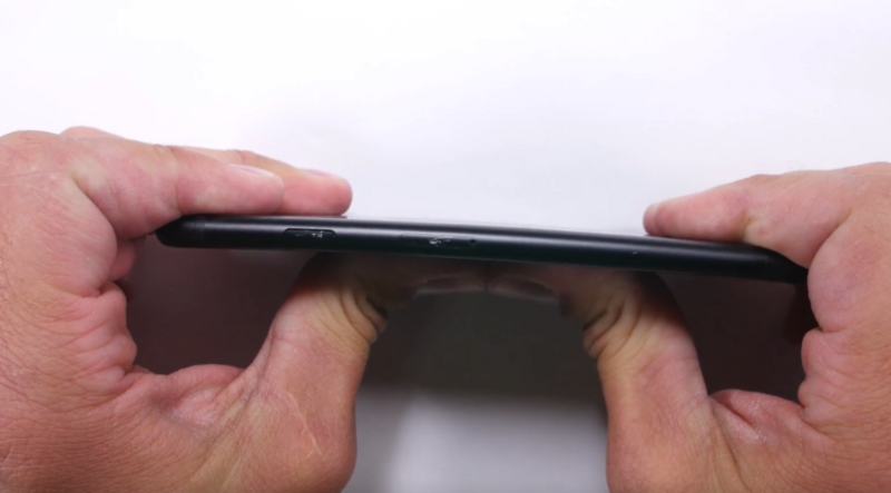 Illustration : Les nouveaux iPhone se font torturer devant la caméra (vidéos)