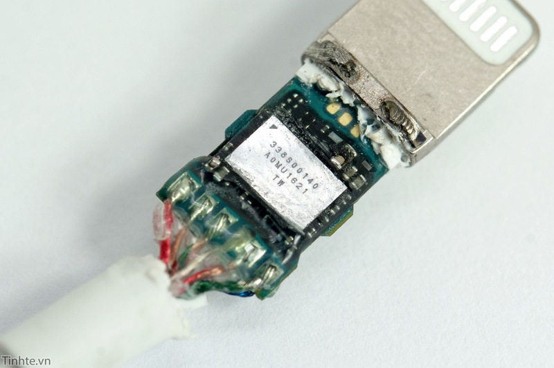Illustration : Les EarPods Lightning et l'adaptateur mini-jack embarquent un convertisseur "DAC"