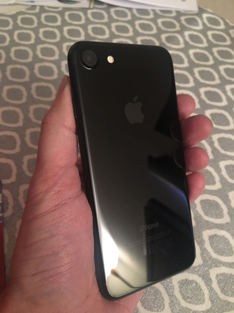 Illustration : Les Apple Store commencent à recevoir des iPhone 7 "noir de jais" (photos)