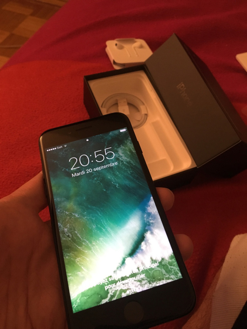 Illustration : Les Apple Store commencent à recevoir des iPhone 7 "noir de jais" (photos)