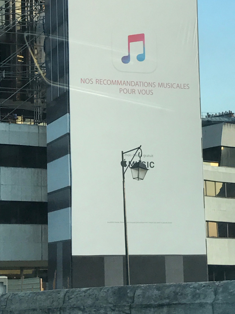 Illustration : L'image du jour : une pub pour Apple Music en face de la SACEM
