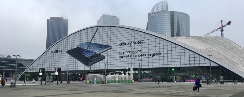 Illustration : L'image du soir : à la Défense, le Galaxy Note 7 trône sur le Cnit