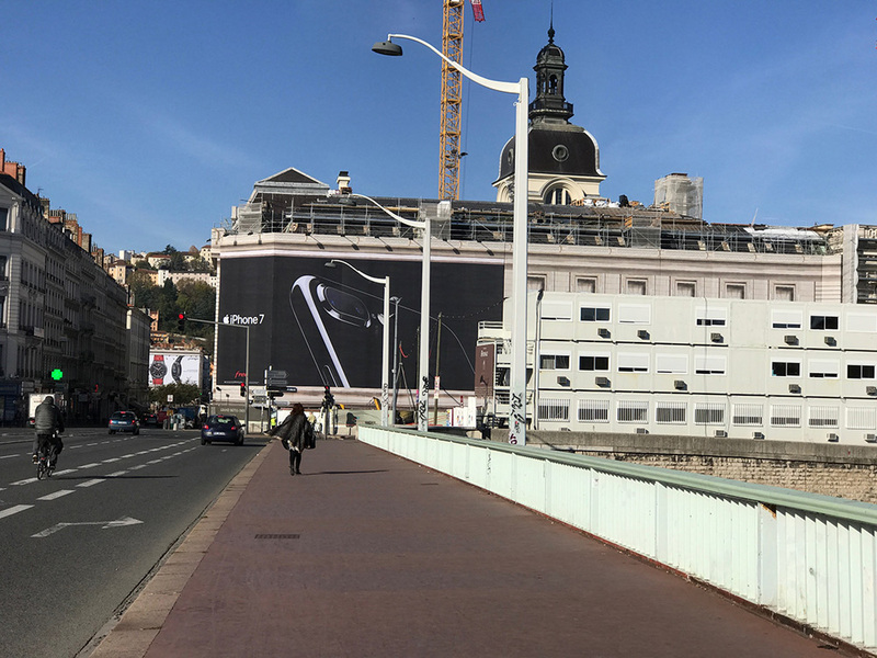 Illustration : L'iPhone7 habille le chantier de l’Hôtel-Dieu de Lyon (photo)
