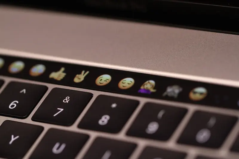 MacBook Pro 2016 : la Touch Bar impressionne plus qu'elle ne révolutionne