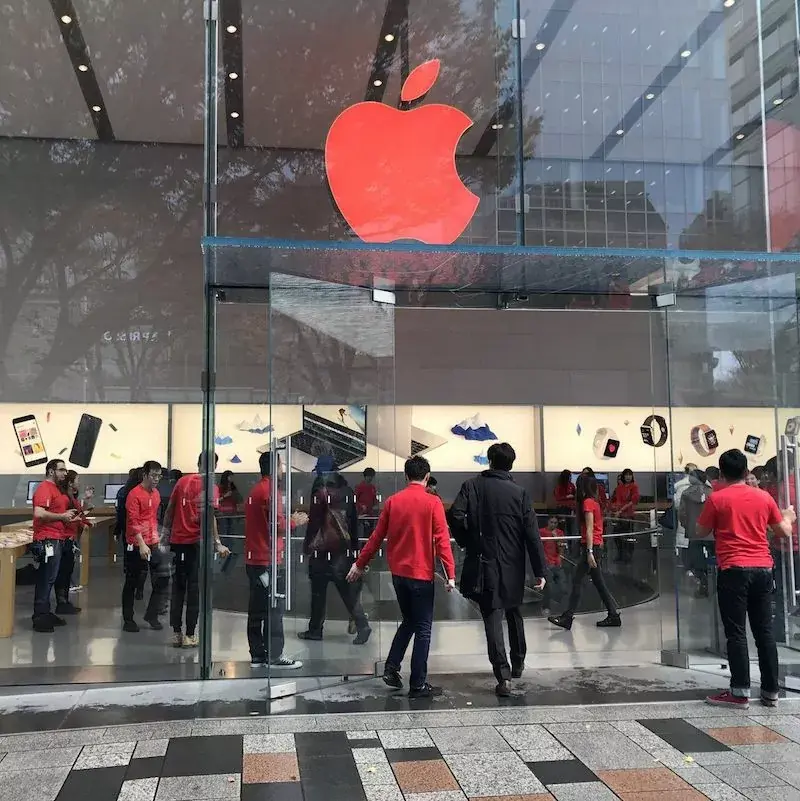 Le logo des Apple Store vire au rouge (photos)