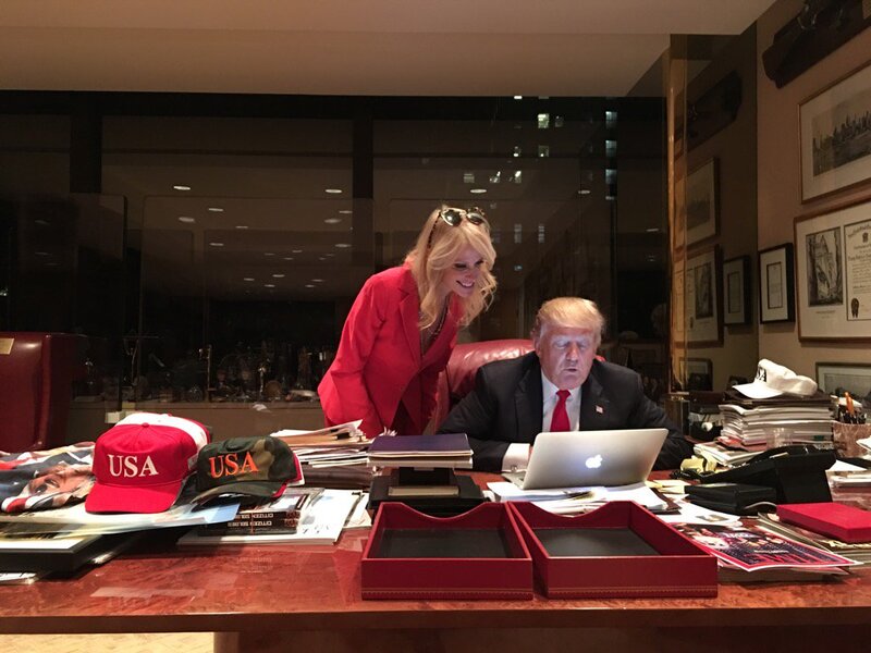 Illustration : L'image du jour : Donald Trump, la Pomme et la Femme en Rouge