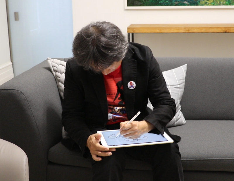 Illustration : Shigeru Miyamoto esquisse un Super Mario sur iPad Pro avec un Apple Pencil
