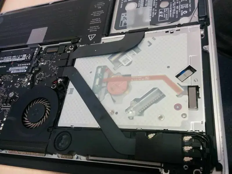 L'image du soir : ces pièces qui se retrouvent coincées dans les entrailles des MacBook