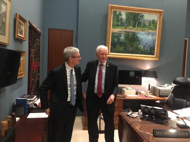 Le Sénateur Orrin Hatch ouvre les portes du Capitole à Tim Cook