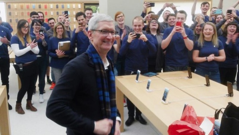 Illustration : L'image du soir : Tim Cook (en robe rouge) devient Docteur en Science (partie 1)