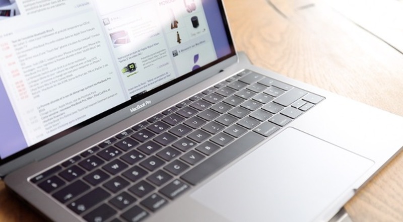Illustration : La réparation d'un MacBook Pro 2016 peut prendre plus d'un mois