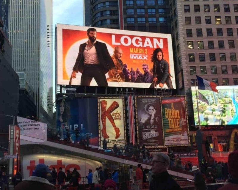 Illustration : L'image du jour : l'affiche de Logan, réalisée sur iPad Pro, surplombe Times Square