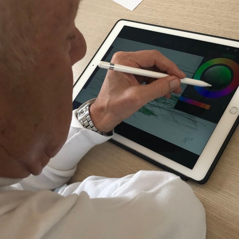 Illustration : Sir Norman Foster (Architecte de l'Apple Park) est accro à son iPad et son Apple Pencil