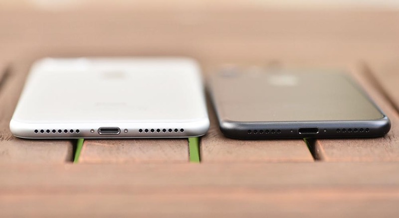 Illustration : #trollday : Samsung ne sait toujours pas aligner les ports de son Galaxy S8