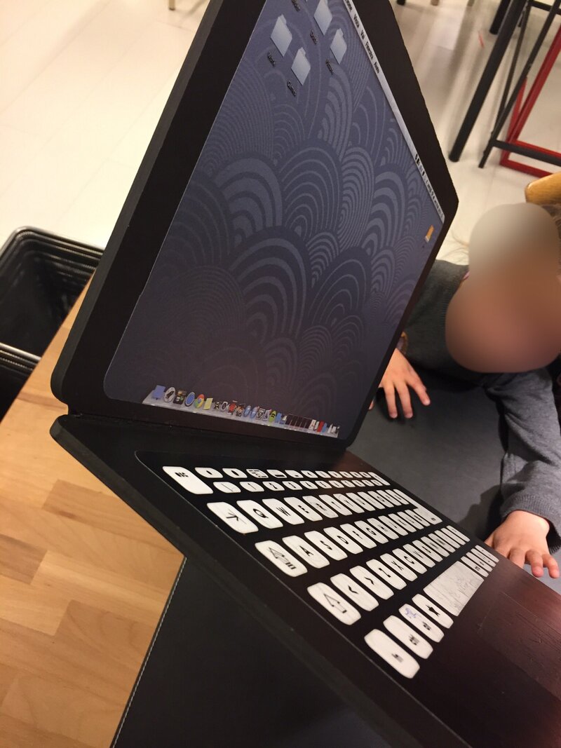 Illustration : L'image du jour : IKEA a déjà le nouveau MacBook Pro 2017 en expo