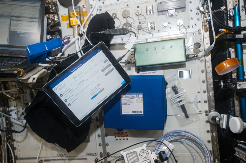 Illustration : Exclusif : que peut bien faire Thomas Pesquet avec son iPad sur l'ISS ?