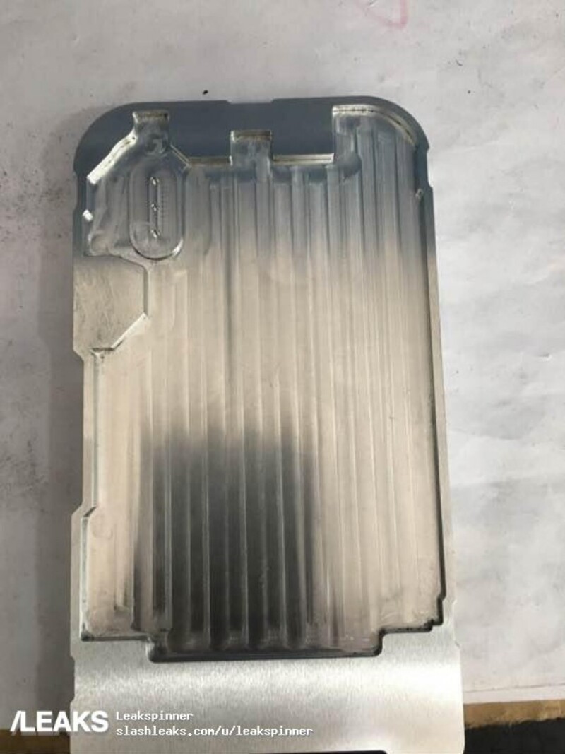 Illustration : L'image du soir : un moule supposé d'iPhone 8 avec un double capteur vertical