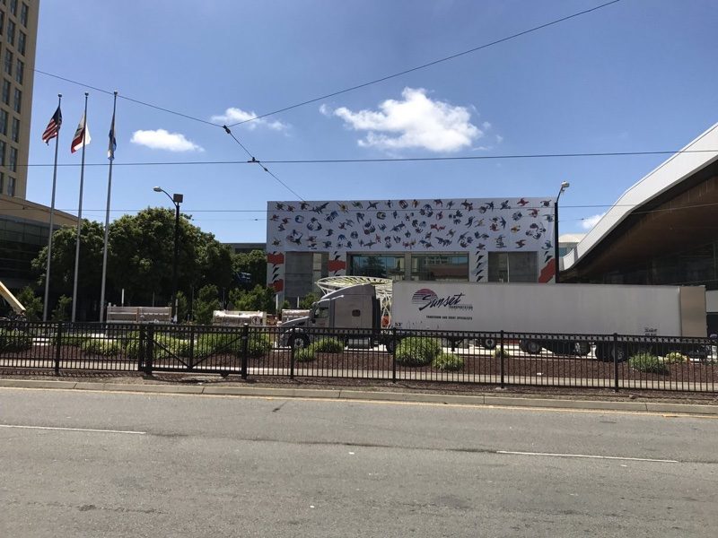 #WWDC : Apple décore le McEnery Convention Center (photos)