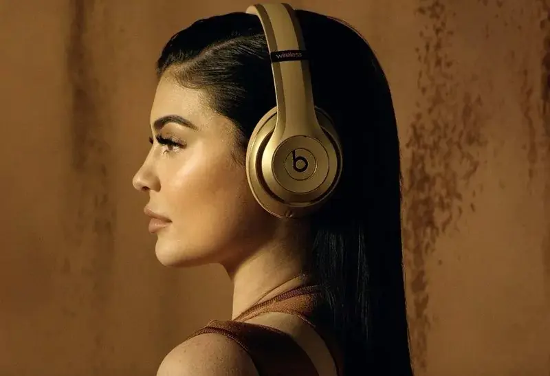 Apple dévoile des écouteurs Beats édition spéciale Balmain (avec Kylie Jenner !)