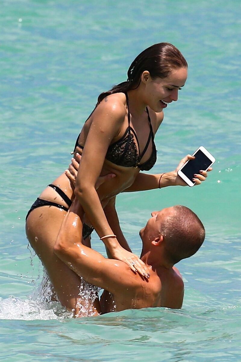 Illustration : People sous le soleil exactement ! (Francesca Larrain, Emrata, James Van Der Beek)