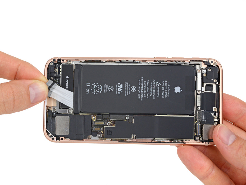 Illustration : L'iPhone 8 se fait démonter (iFixit)