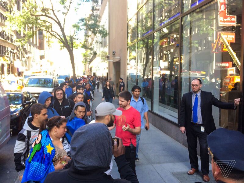 Illustration : L'image du soir : les geeks font la queue pour la SNES Mini