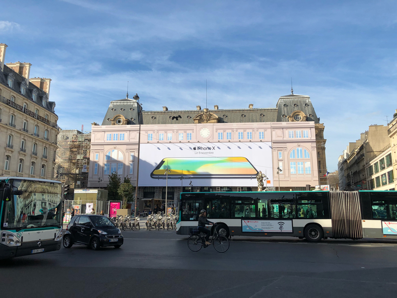 Illustration : L'iPhone X se tape l'affiche à la gare Saint-Lazare (photos)