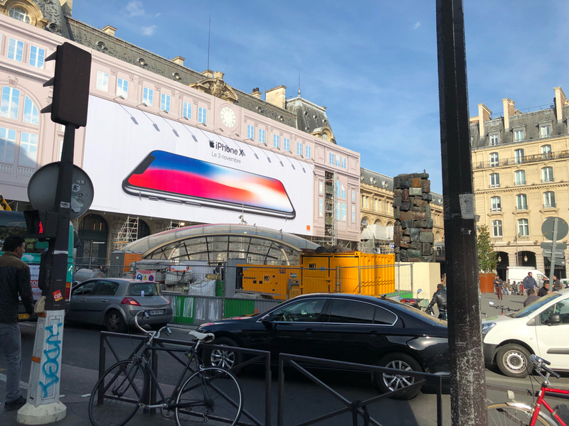 Illustration : L'iPhone X se tape l'affiche à la gare Saint-Lazare (photos)