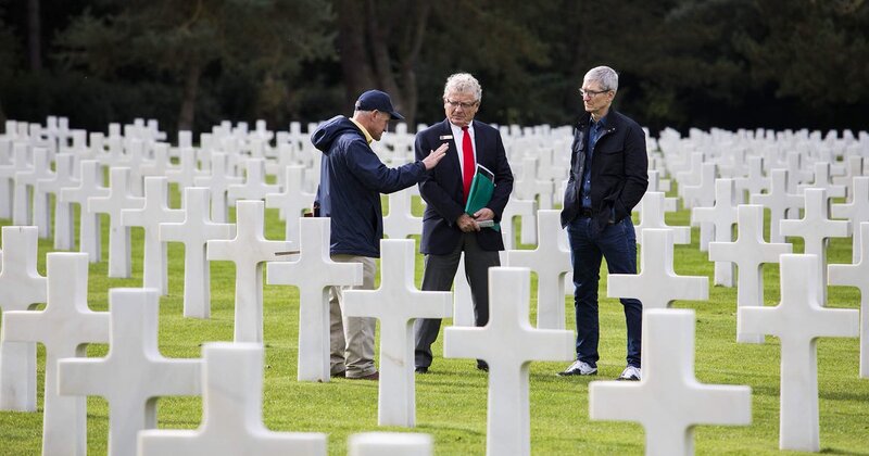 Illustration : Tim Cook se recueille au cimetière américain de Colleville-sur-Mer