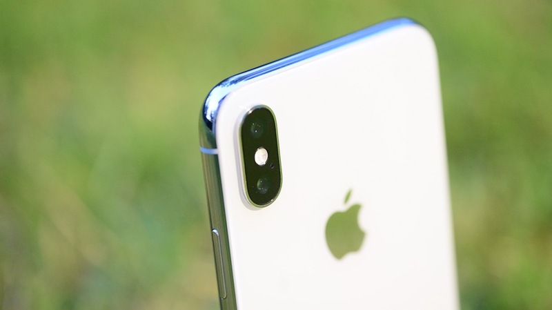 Illustration : iPhone X : y a-t-il un problème d'ergonomie avec les boutons latéraux ?
