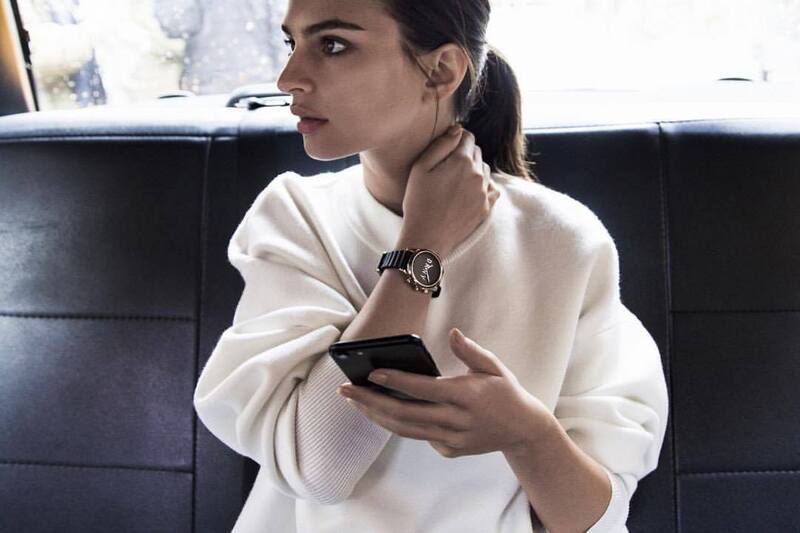 Illustration : DKNY lance une montre connectée avec Emily Ratajkowski et un iPhone ! (vidéo)