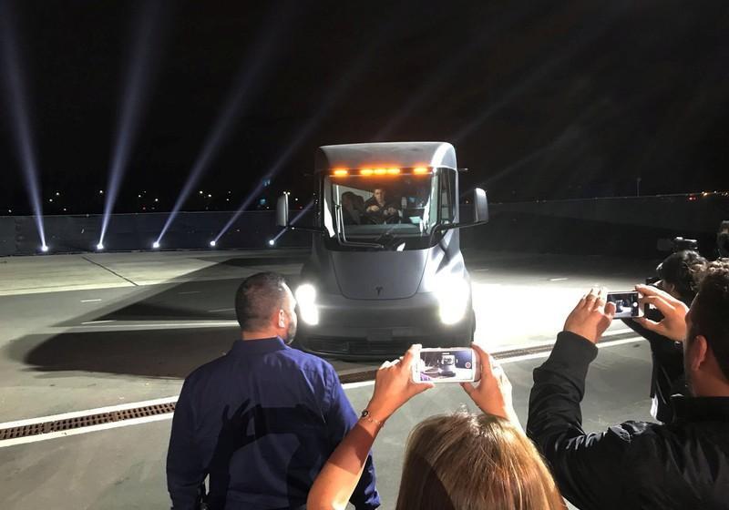 Tesla sort un gros, gros camion électrique et aussi un roadster (et la Model 3 alors ?)